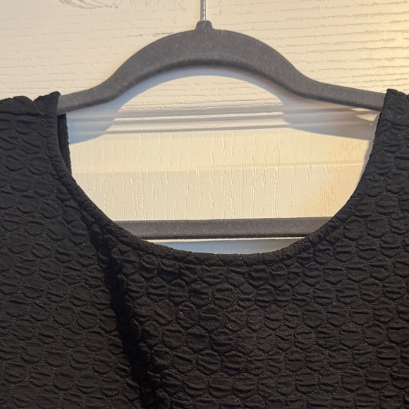 Elegant Black Textured Women's Blouse - Picture 6 of 8